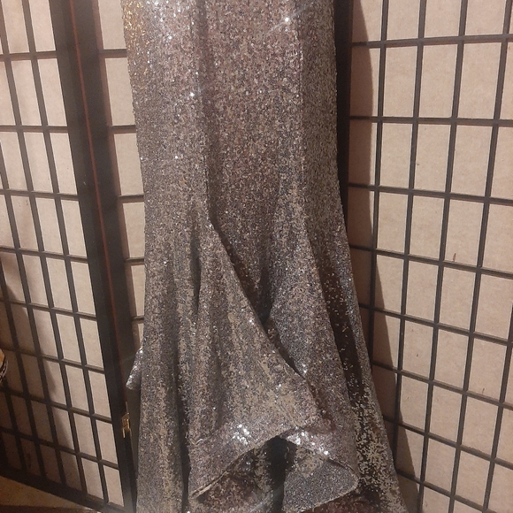 Silver sequined  gown - Picture 6 of 10